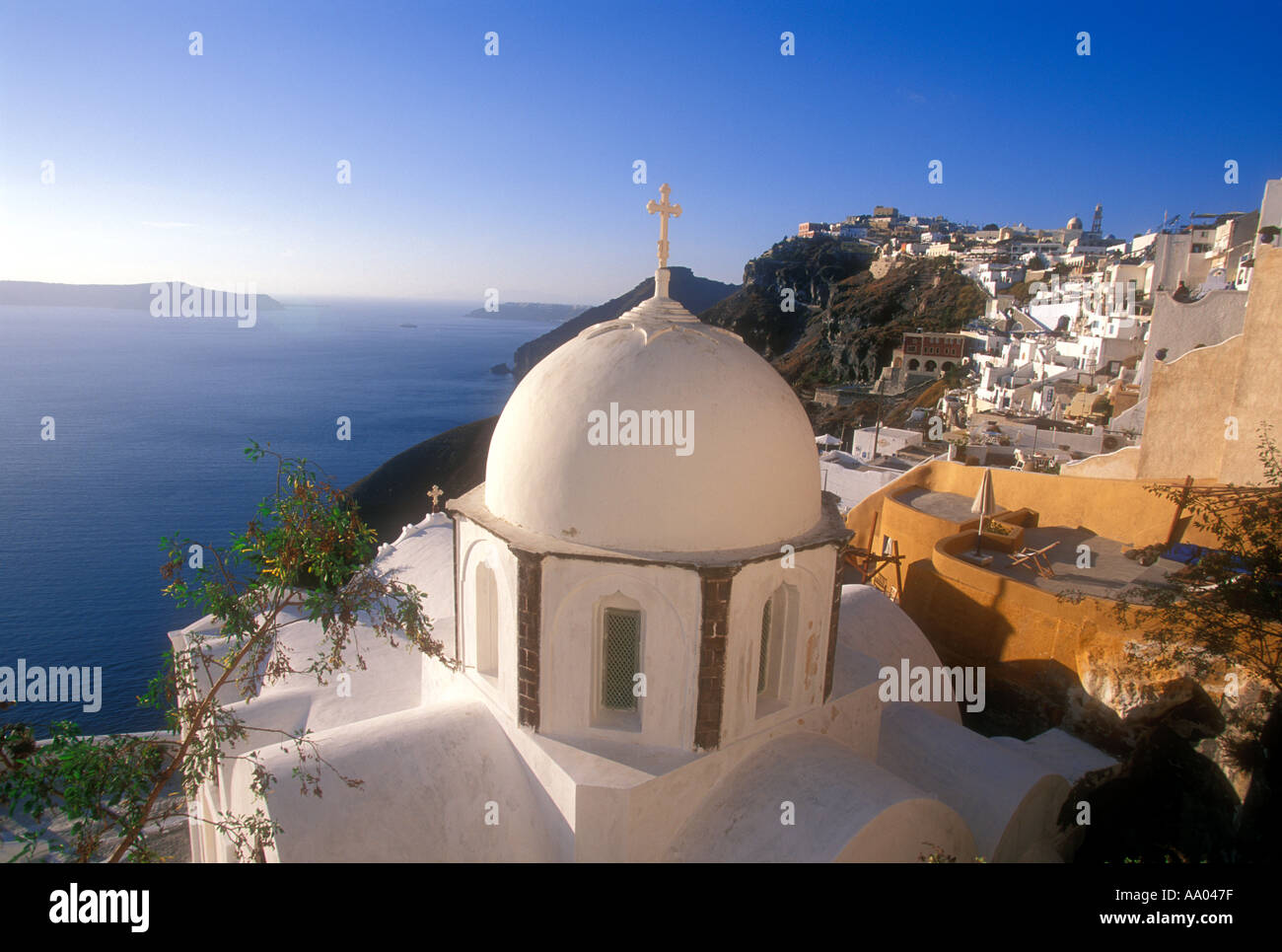 Chiesa nel centro della cittadina di Fira Thira sull isola di Santorini in Grecia Foto Stock