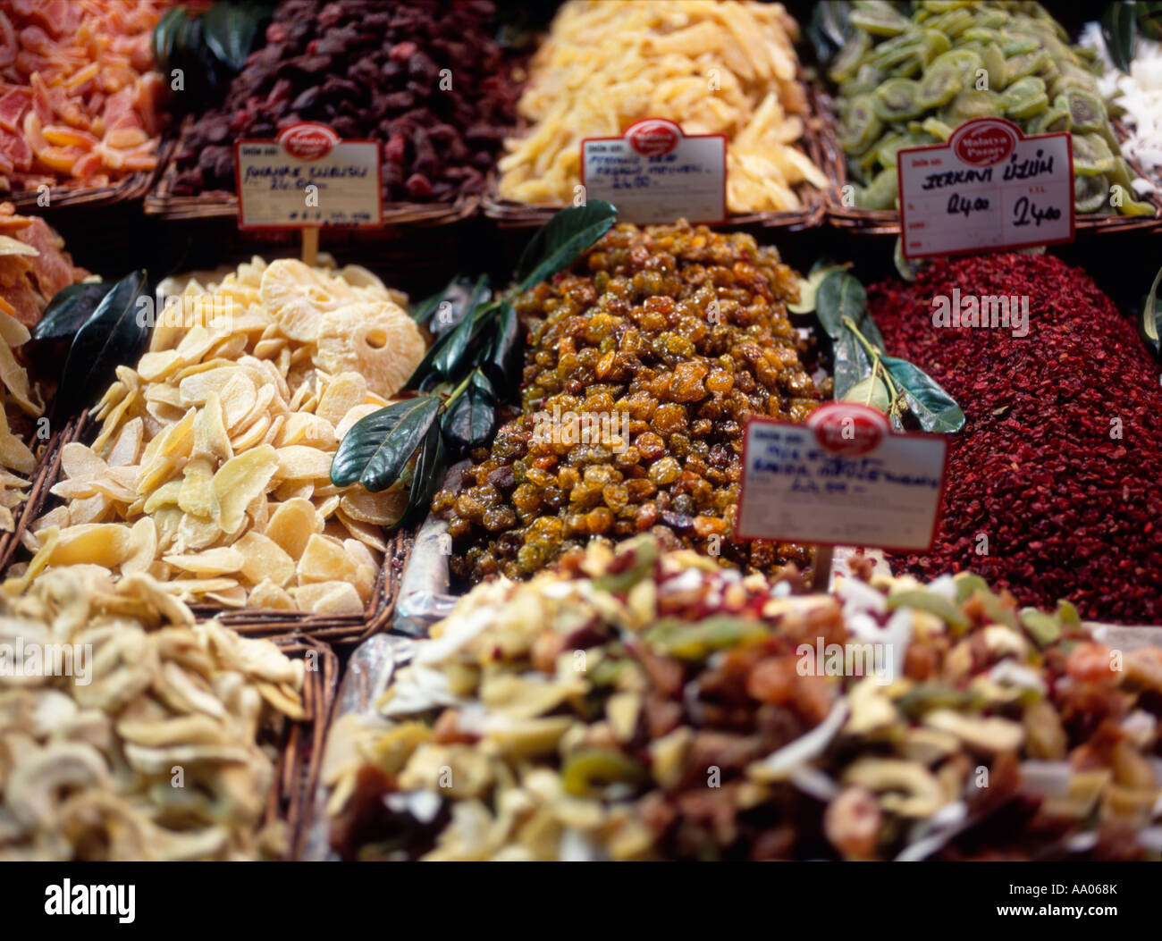 Frutta secca esposizione presso il mercato delle spezie in Marmara, Istanbul, Turchia Foto Stock