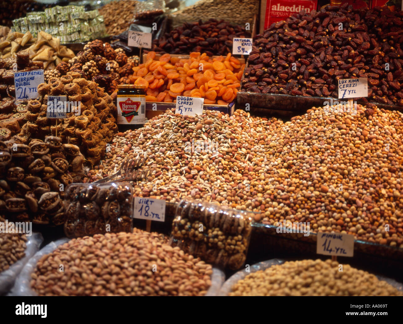 Frutta secca e display del dado al mercato delle spezie in Marmara, Istanbul, Turchia Foto Stock