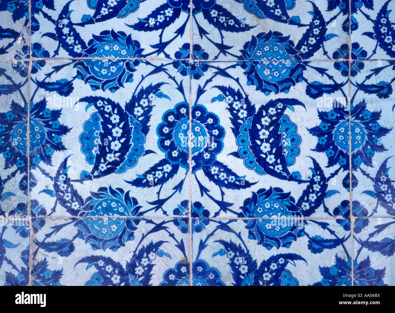 Piastrelle decorative in Rustem Pasa moschea, Istanbul, Istanbul, Turchia Foto Stock