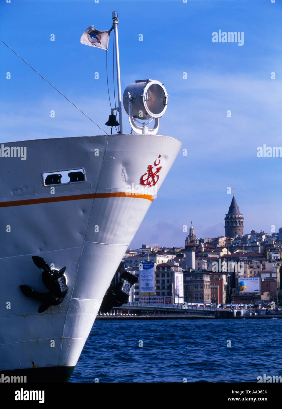 La Torre di Galata, Istanbul domina lo skyline al di là della prua di un traghetto sul Bosforo Foto Stock