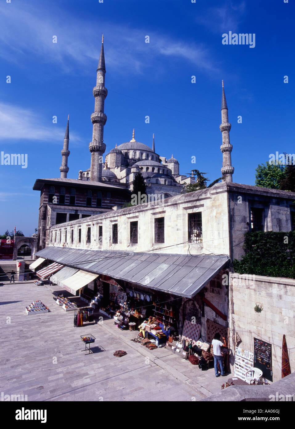 Cortile con un negozio di tappeti di fronte alla Moschea Blu, Istanbul, Turchia Foto Stock