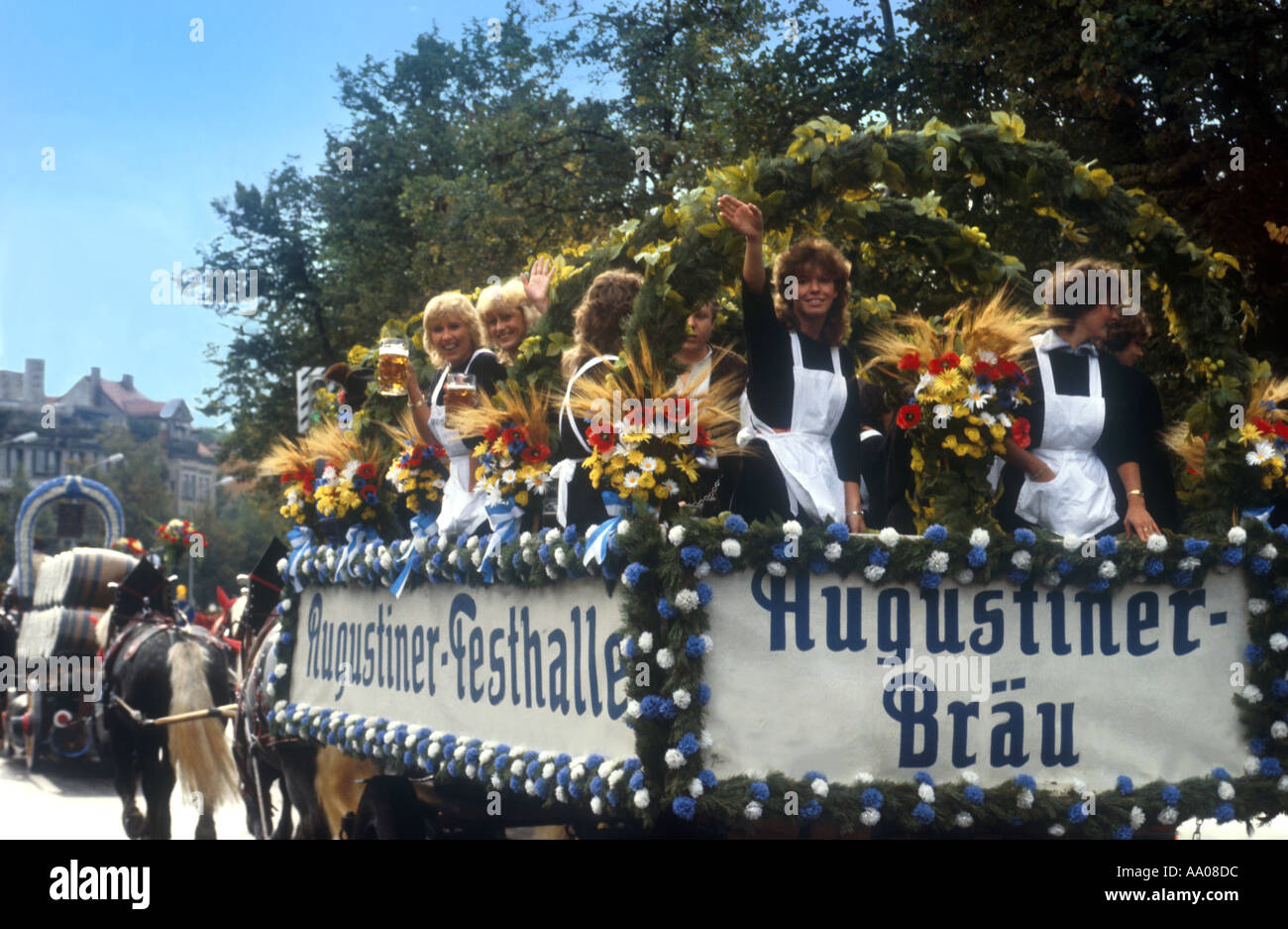 Le cameriere di birra tende su un carro a cavallo del Birrificio Augustiner alla processione Oktoberfest Monaco di Baviera Baviera Germania Europa Foto Stock