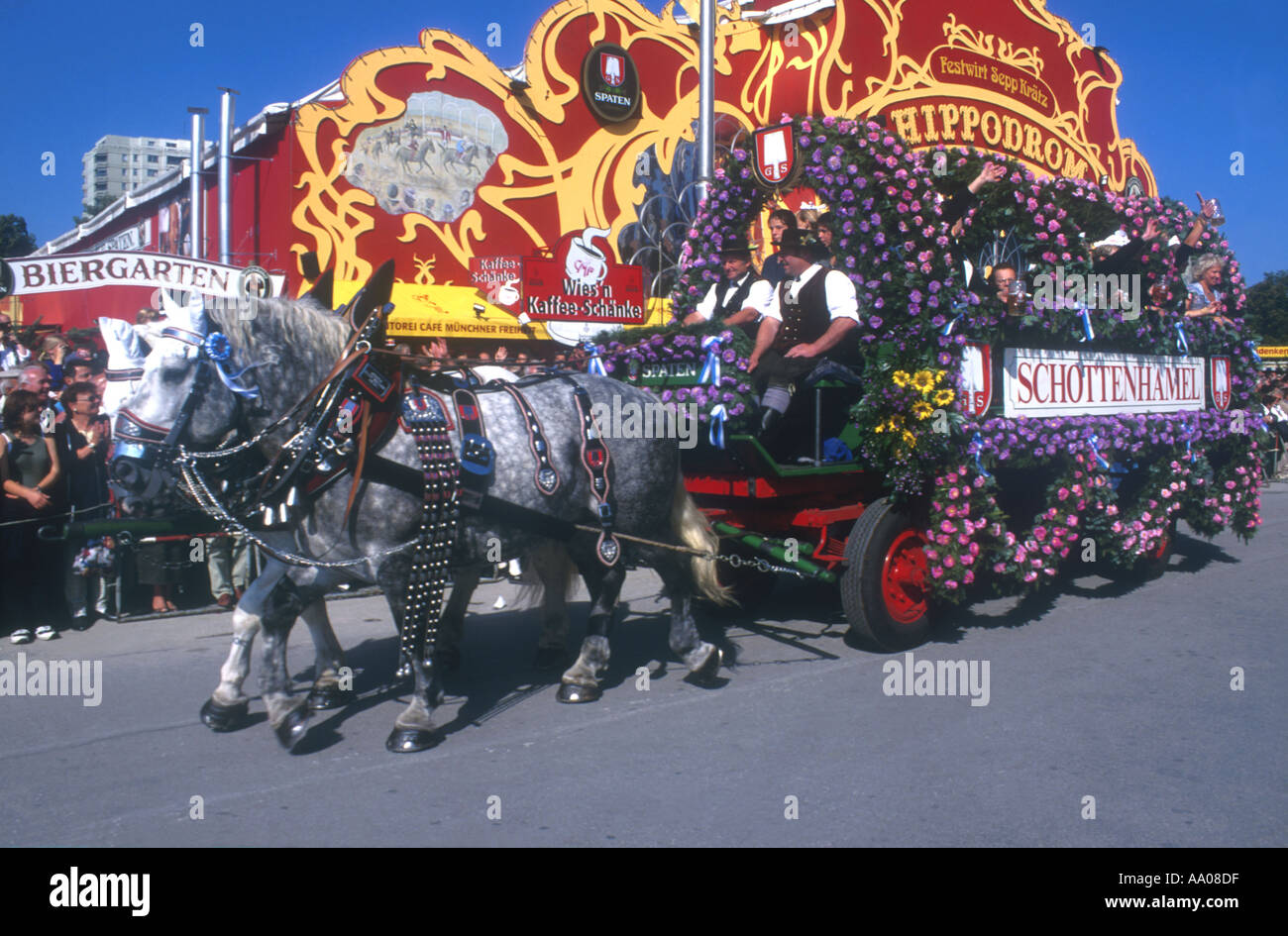 Con decorazioni floreali carro cavalli della birreria Schottenhamel processione Oktoberfest Monaco di Baviera Baviera Germania Monaco di Baviera Europa Foto Stock