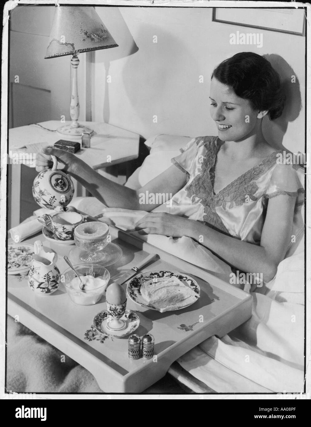 La prima colazione a letto 1930s Foto Stock