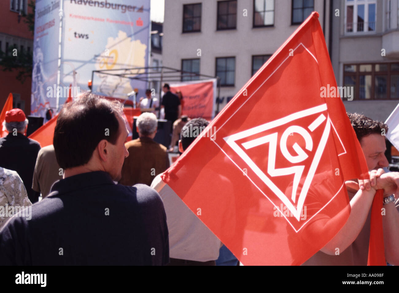 Uomo che porta IG Metall Unione bandiera a dimostrazione Ravensburg Germania Foto Stock