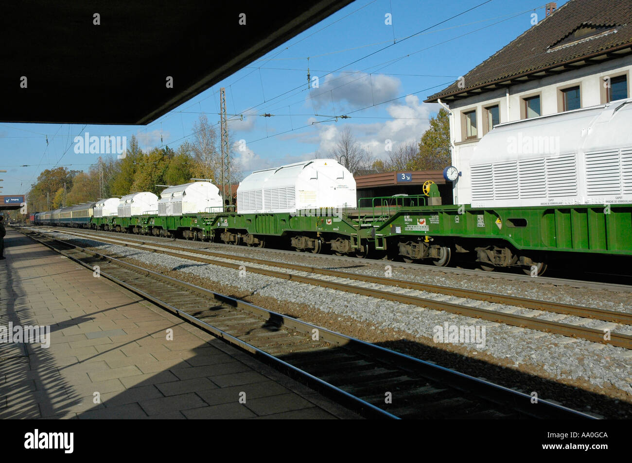 Castor rollt am 8 11 04 um 12 05 Uhr durch bienenbüttel bahnstrecke Amburgo Hannover Castor rotoli da 8 11 04 12 05 o clock Foto Stock