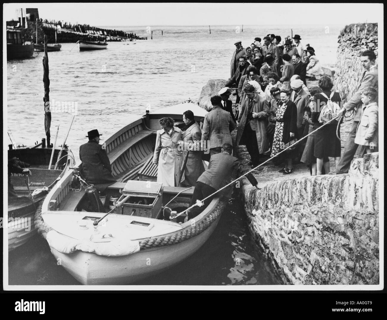 Imbarco su una barca a motore Foto Stock