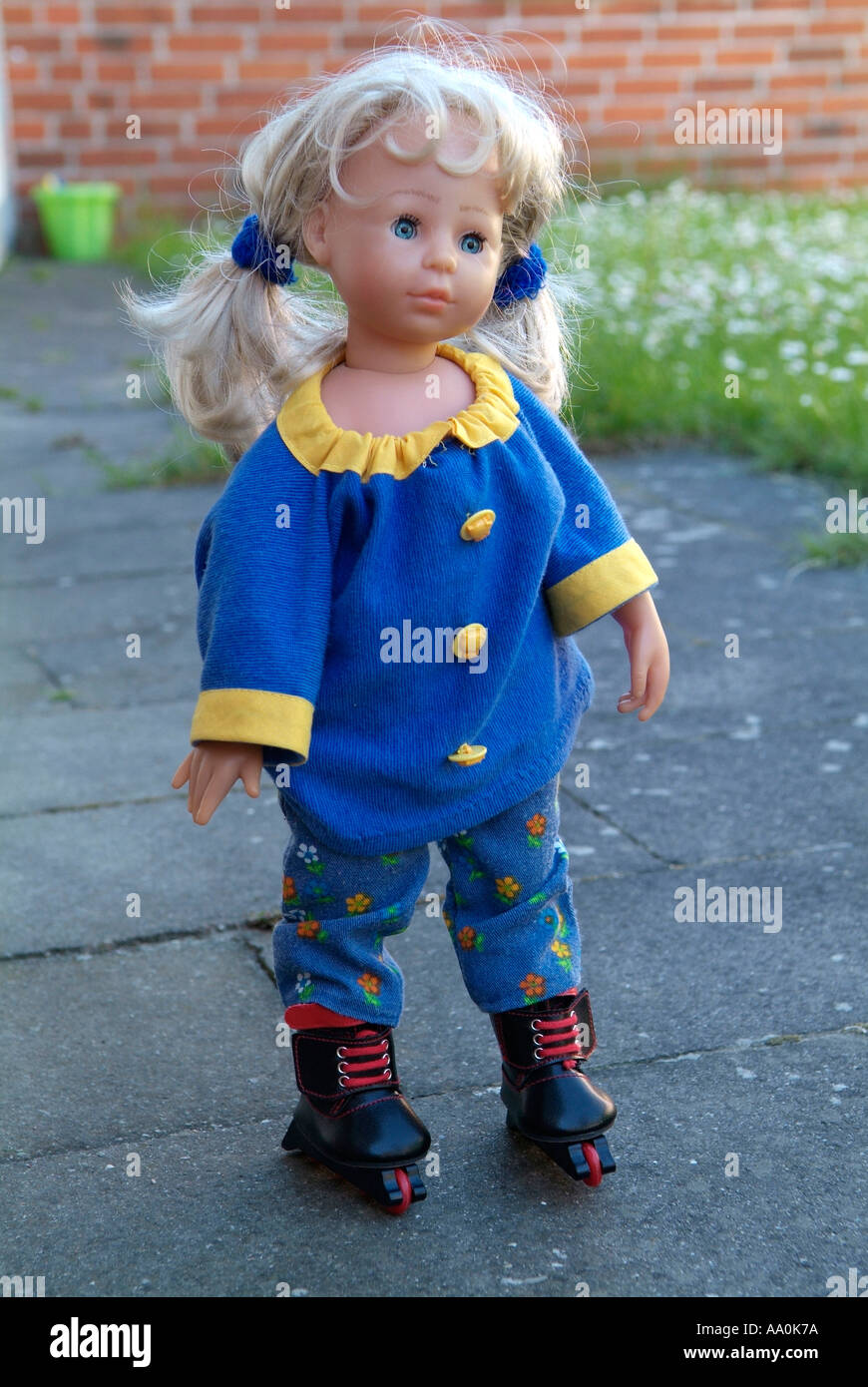 La bambola con pattini a rotelle in linea Foto stock - Alamy
