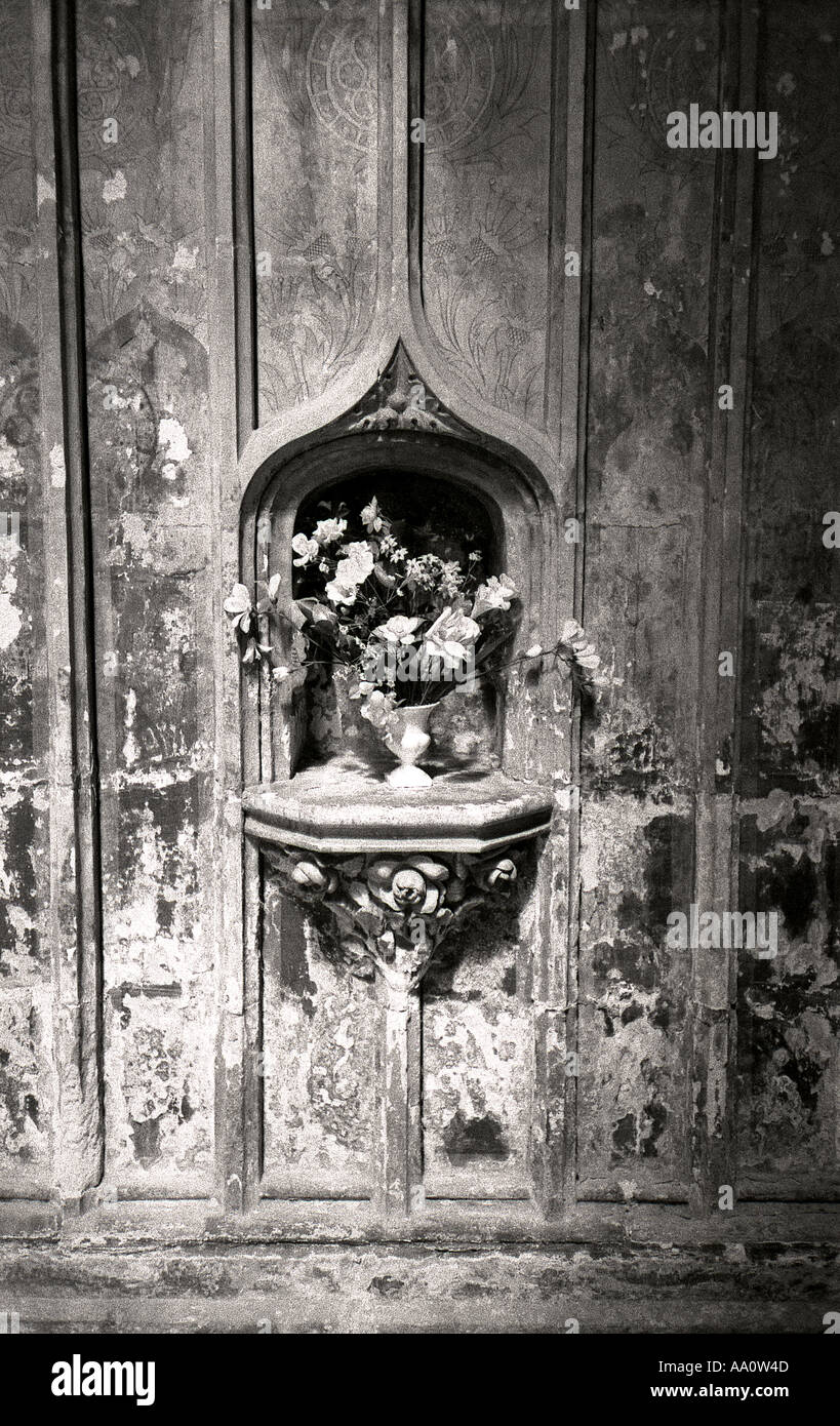 Nicchia gotica con fiori in bianco e nero nella parete della chiesa Foto Stock