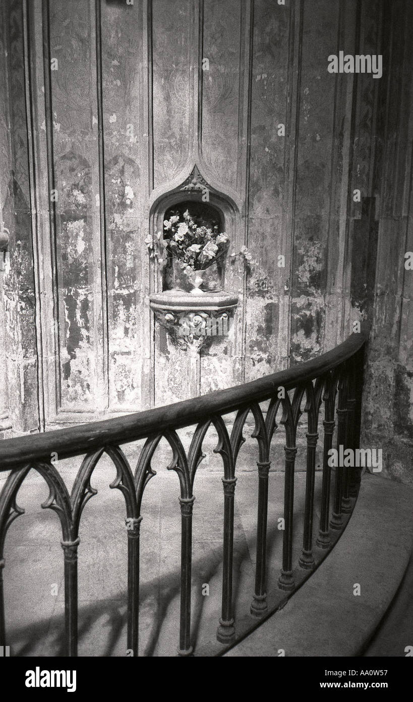 Nicchia gotica con fiori in parete della chiesa in bianco e nero Foto Stock