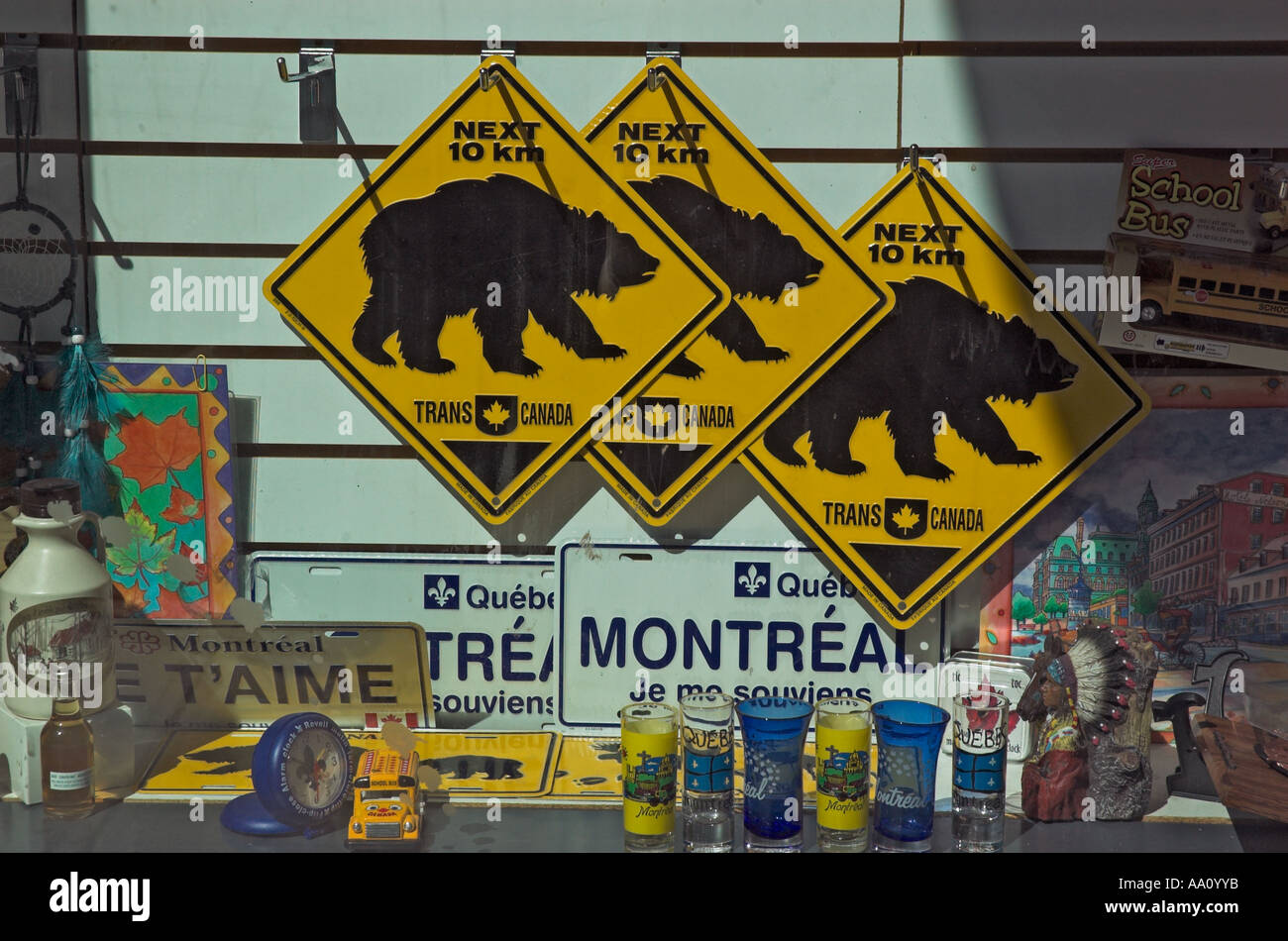 Segni e souvenir turistici nella vetrina di un negozio in Montreal Foto Stock