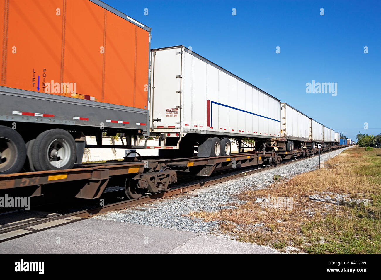 Carrello rimorchi su un contenitore di carico Foto Stock