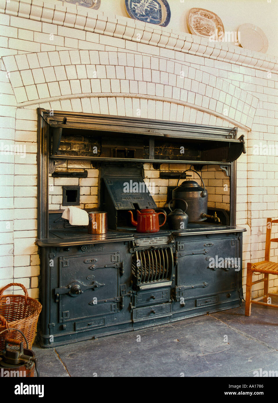 La gamma, il cuore della cucina in stile vittoriano in una casa grande, come si vede in Muckross House, Killarney Kerry, Irlanda Foto Stock
