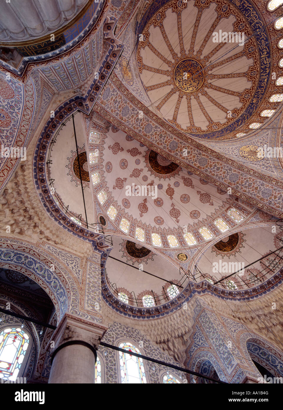 Guardando il soffitto della Moschea Blu a Istanbul, Turchia Foto Stock