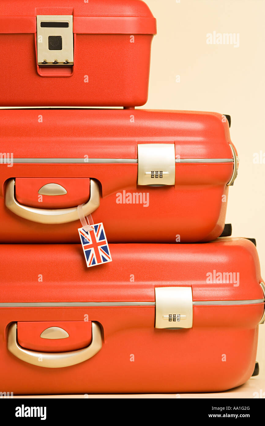 Pila di valigie con british flag tag Foto Stock