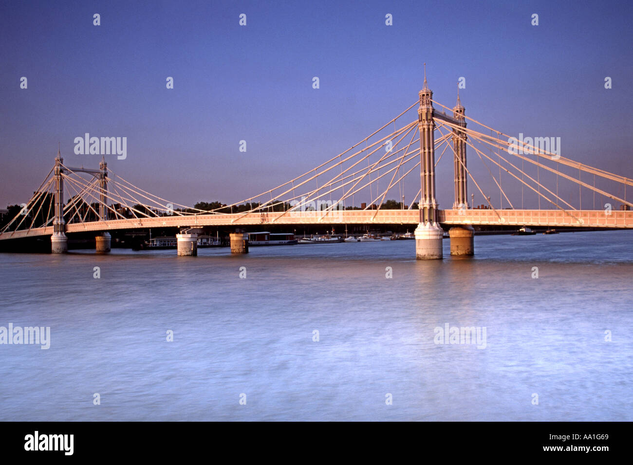 L'Albert Ponte sul Fiume Tamigi a Londra al tramonto. Foto Stock