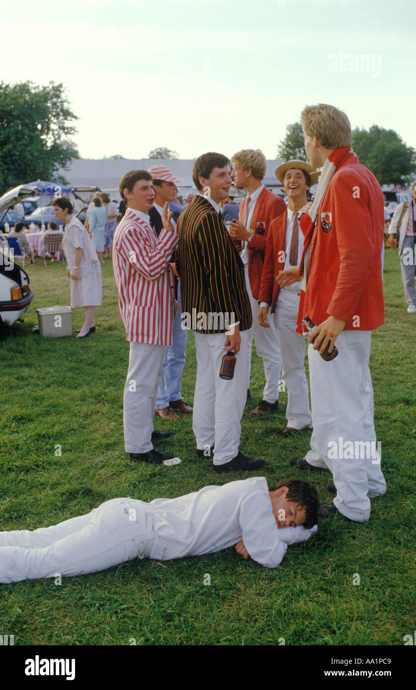 Ubriaco 1980s UK. Giovani uomini in blazer da club di canottaggio. Henley Regatta Henley on Thames Berkshire 80s Inghilterra HOMER SYKES Foto Stock