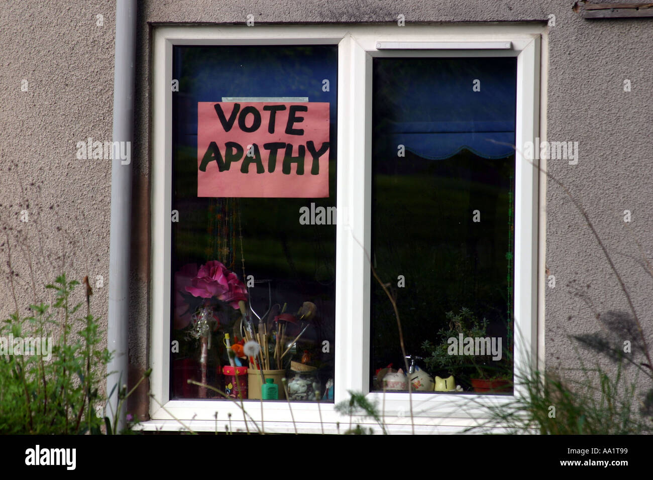 Voto apatia segno nella finestra di casa a Malvern Worcestershire durante le elezioni generali 2005 Foto Stock