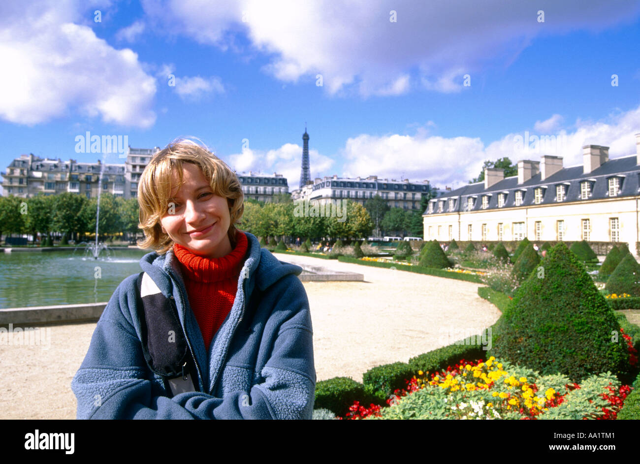 Francia, Parigi, giovane donna in posa, Torre Eiffel in background, ritratto Foto Stock