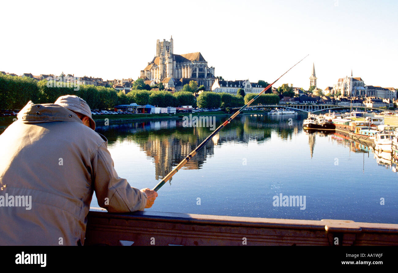 Francia, Borgogna, Auxerre, uomo pesca dal ponte, vista posteriore Foto Stock