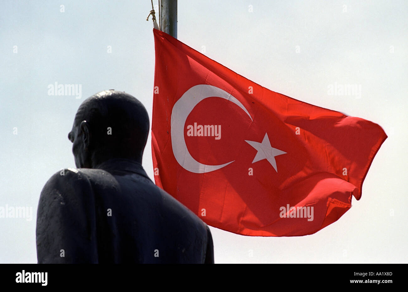 Statua di Ata Turk e bandiera turca in Kas Turchia meridionale Foto Stock
