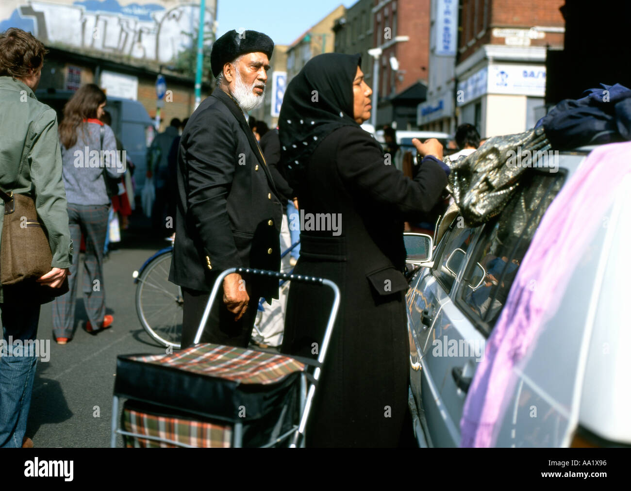 People shopping a Brick Lane Mercato del sabato mattina Est Londra Inghilterra REGNO UNITO Foto Stock