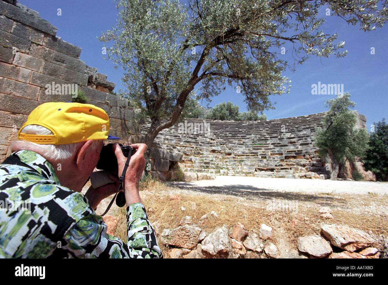 Turistica prendendo una fotografia di un anfiteatro romano a Kas in Turchia meridionale Foto Stock