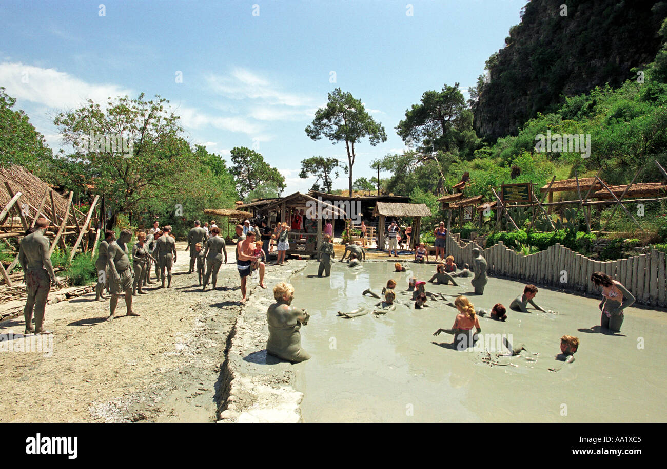Il turista a godere i bagni di fango a Dalyan in Turchia Foto Stock
