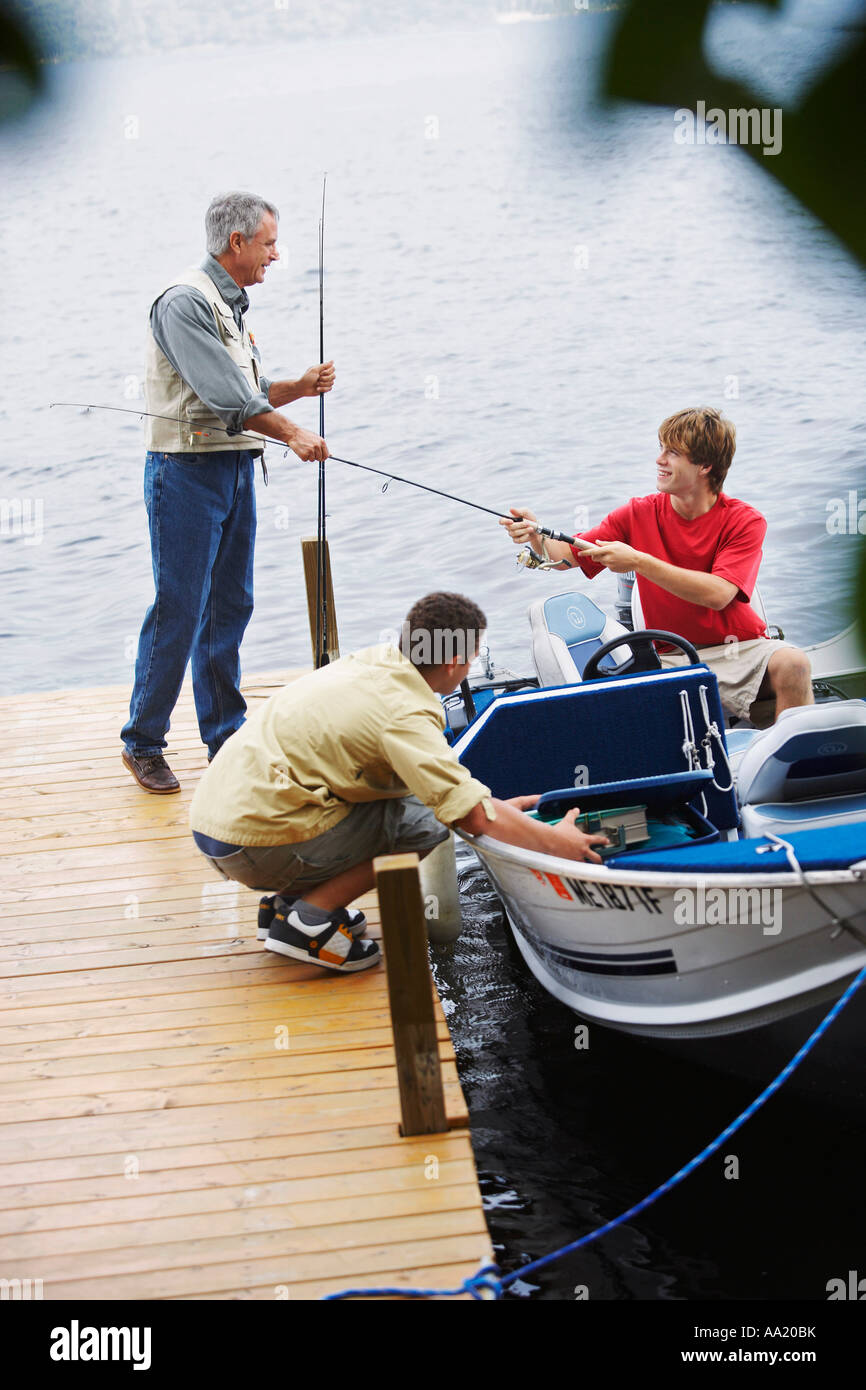 L uomo e gli adolescenti la pesca, Belgrade Lakes, Maine, Stati Uniti d'America Foto Stock