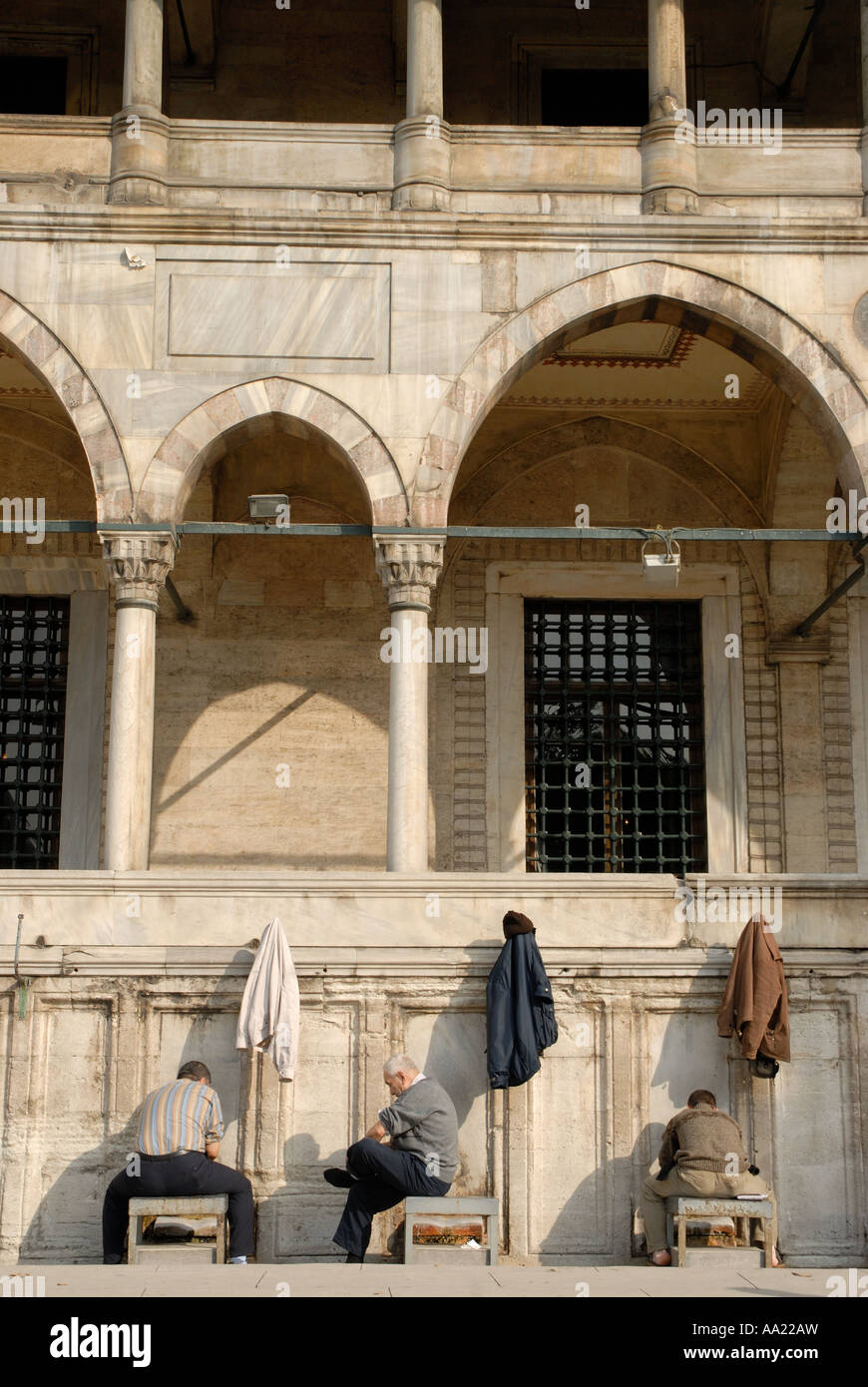 La Moschea Süleymaniye, istanbul, Turchia, uomini facendo loro abluzione Foto Stock