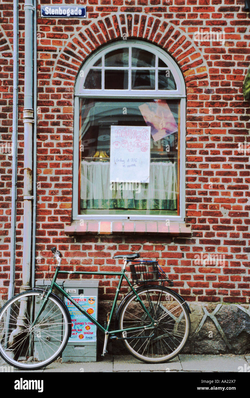 Danimarca, Ribe, bicicletta parcheggiata da parete in mattoni Foto Stock