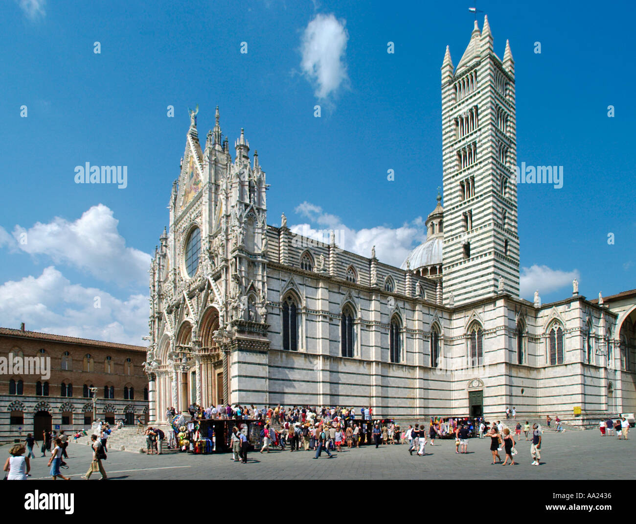 Duomo e il campanile, la Piazza del Duomo di Siena, Italia Foto Stock