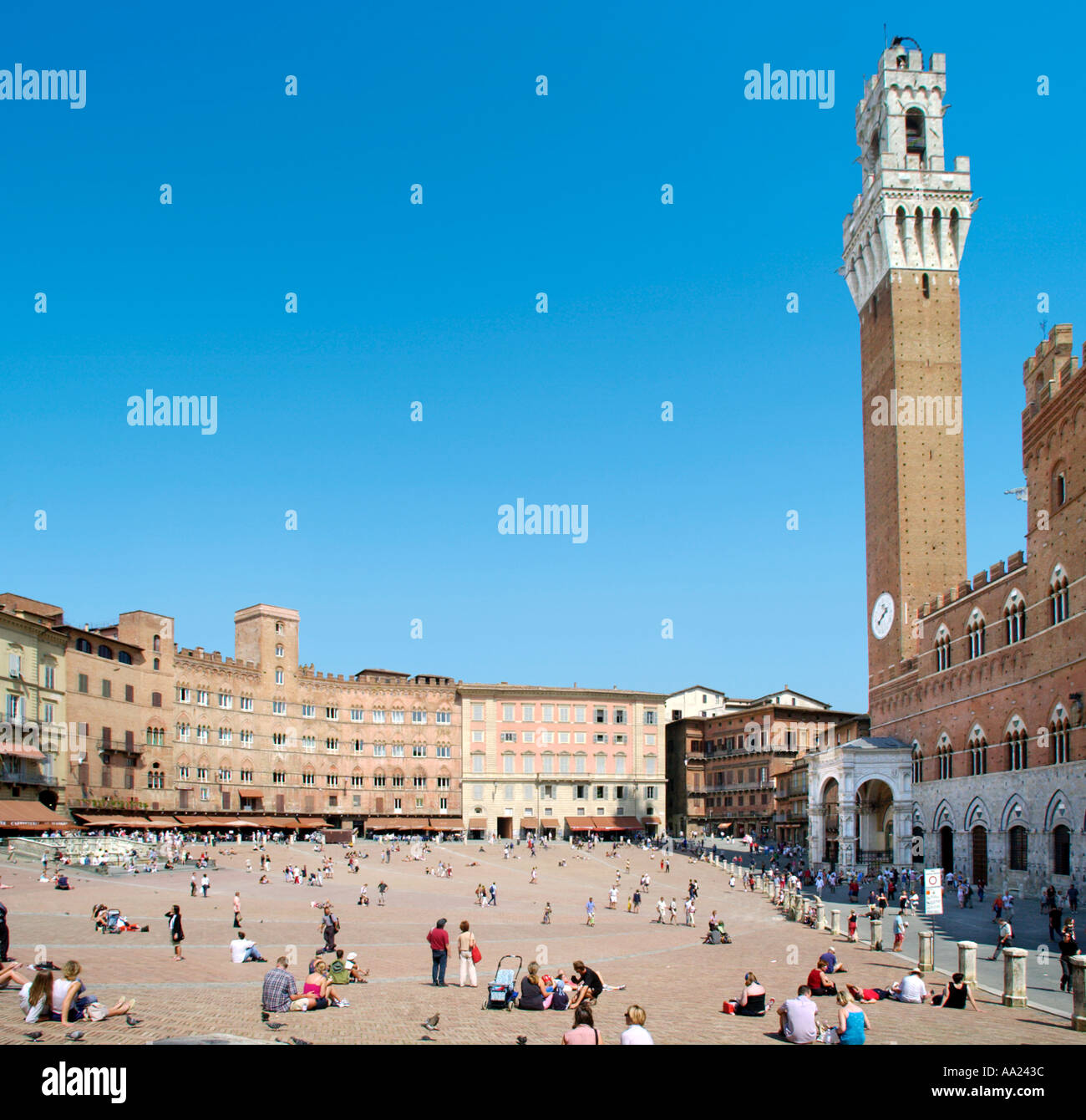 Il campo con la Torre del Mangia e il Palazzo Publico a destra, Siena, Toscana, Italia Foto Stock
