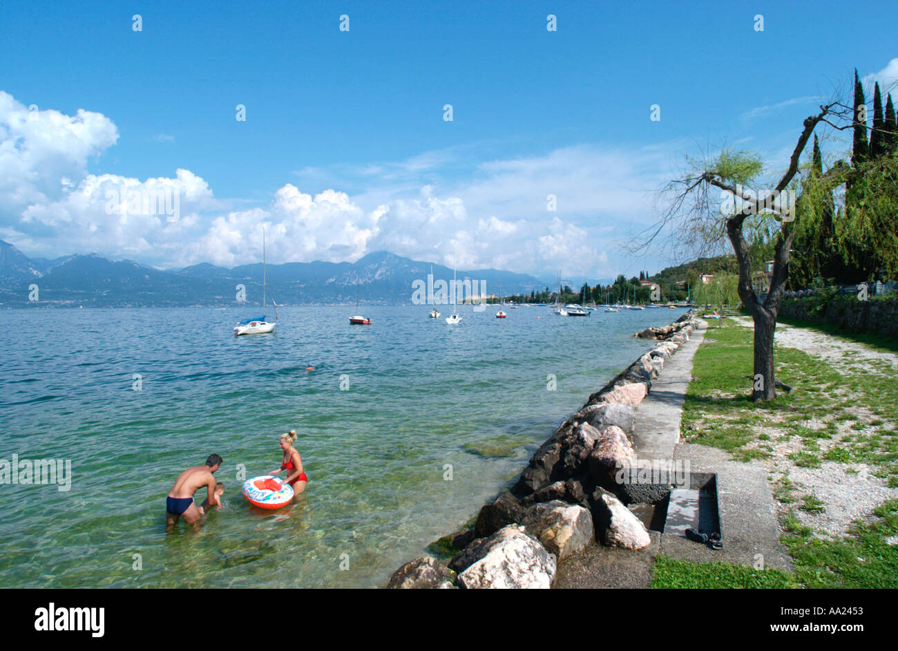 Spiaggia, a Torri del Benaco sul Lago di Garda, Italia Foto Stock