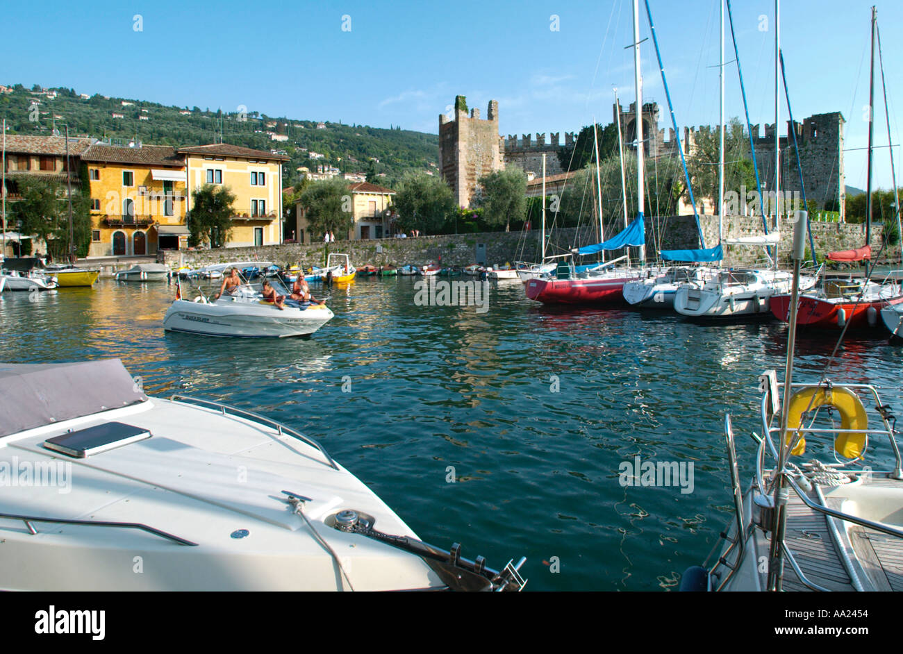 Porto e dal castello, a Torri del Benaco sul Lago di Garda, Italia Foto Stock