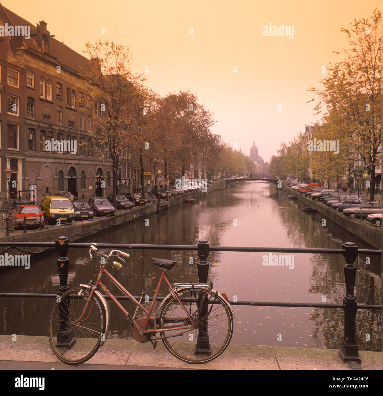Vista sul canale in inverno utilizzando una graduazione del filtro di colore arancione sulla fotocamera, Amsterdam, Paesi Bassi Foto Stock