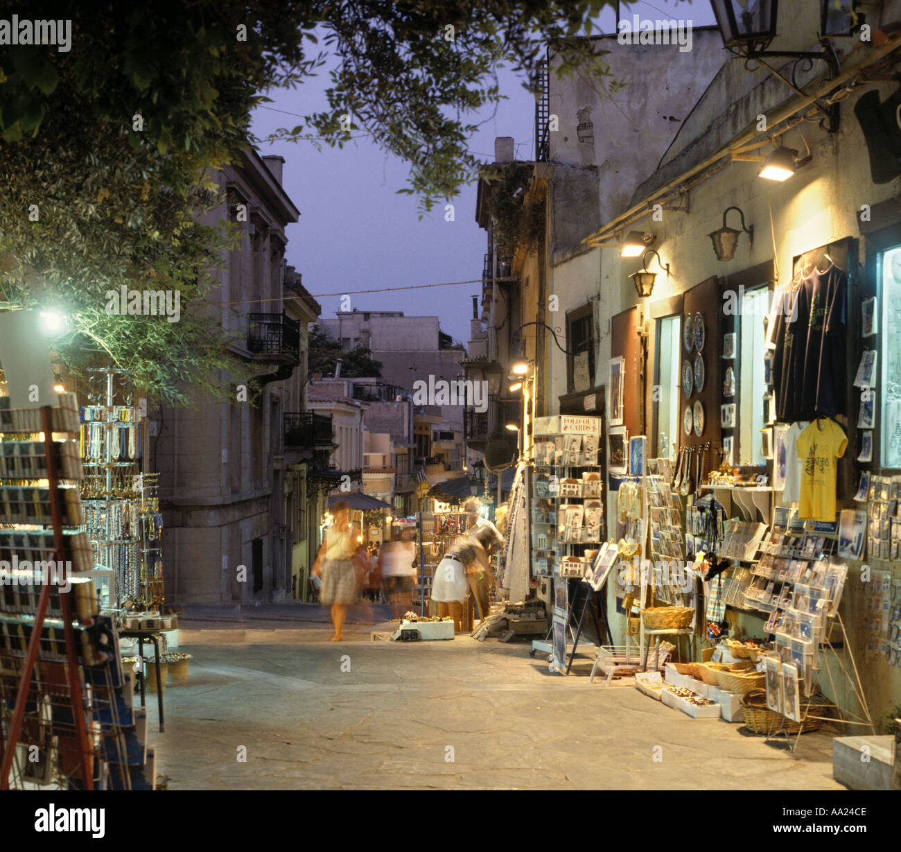 Street nel quartiere di Plaka di notte, Atene, Grecia Foto Stock