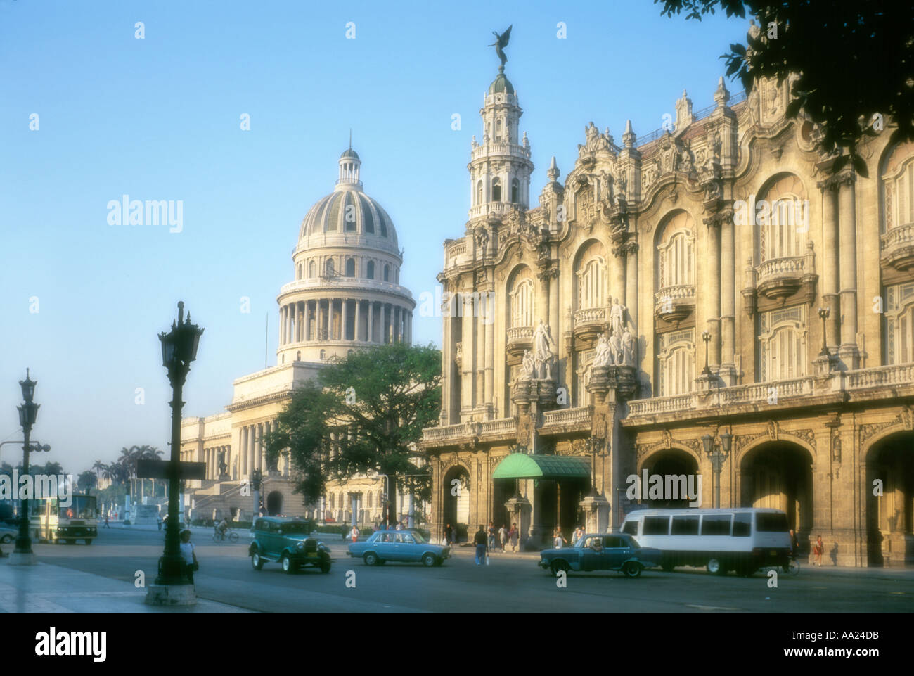 Soft focus shot in prima serata la Capitol Building (Capitolio Nacional) e il Gran Teatro, El Prado, Havana, Cuba Foto Stock