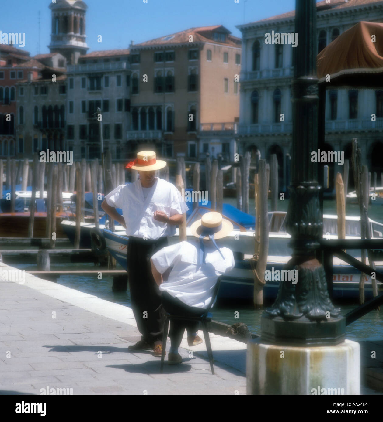 Soft focus colpo di due gondolieri sulle rive del Canal Grande di Venezia, Italia Foto Stock