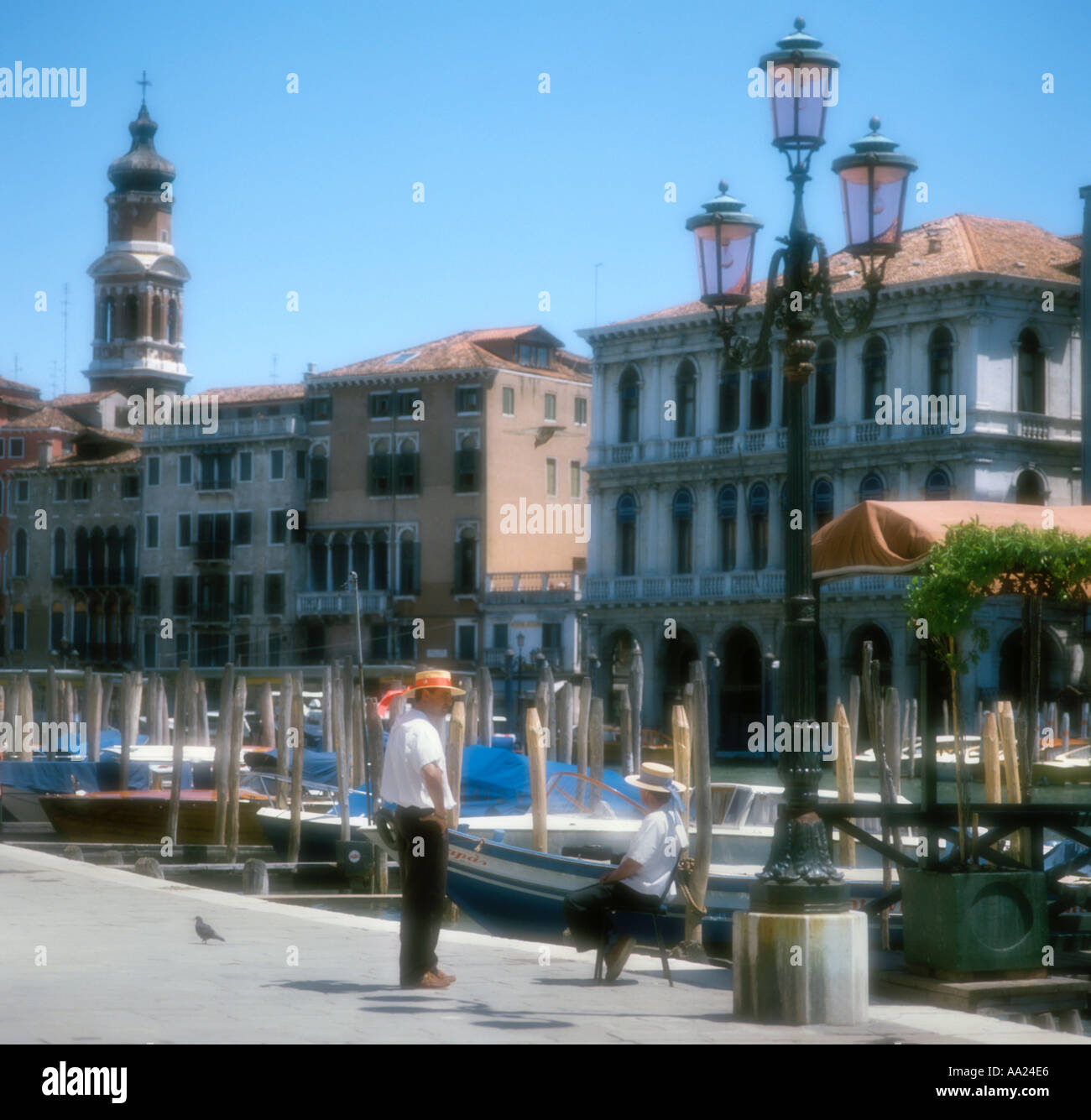 Soft focus colpo di due gondolieri sulle rive del Canal Grande di Venezia, Italia Foto Stock
