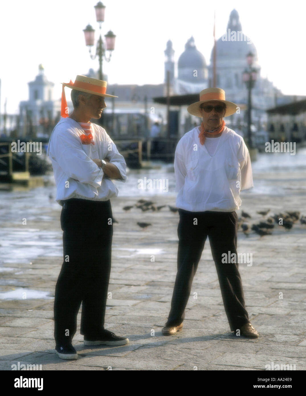 Soft focus colpo di twoGondoliers con la Chiesa di Santa Maria della Salute dietro, Venezia, Italia Foto Stock