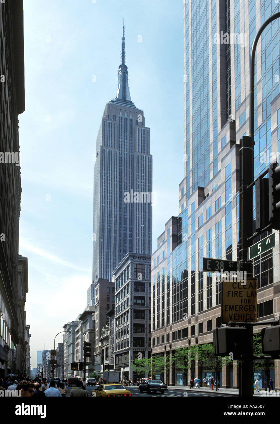 Empire State Building sulla Quinta Avenue di New York City, NY, STATI UNITI D'AMERICA Foto Stock