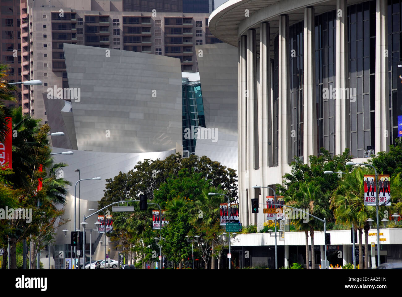 Il Dorothy Chandler Pavilion e il Walt Disney Concert Hall il Grand Ave Los Angeles California USA Foto Stock