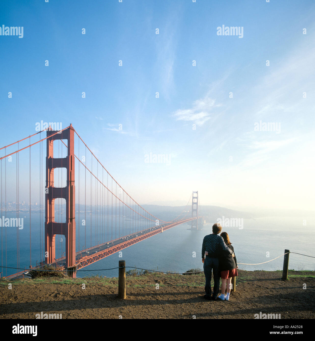Giovane guardando fuori sopra il Golden Gate Bridge di San Francisco, California, Stati Uniti d'America Foto Stock