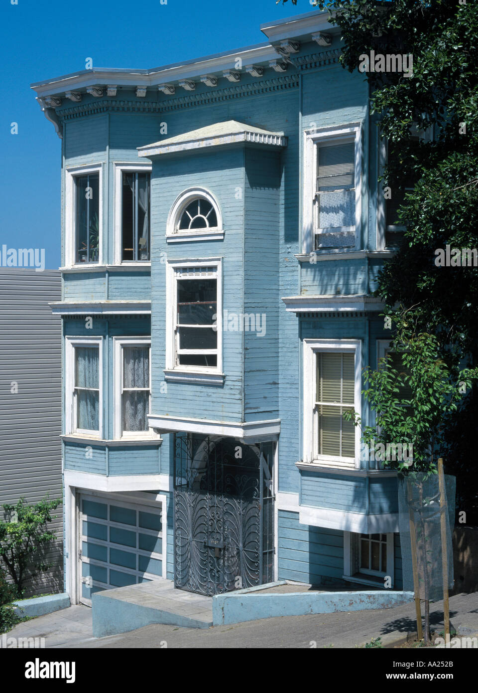Tradizionale antica casa in legno di San Francisco, California, Stati Uniti d'America Foto Stock
