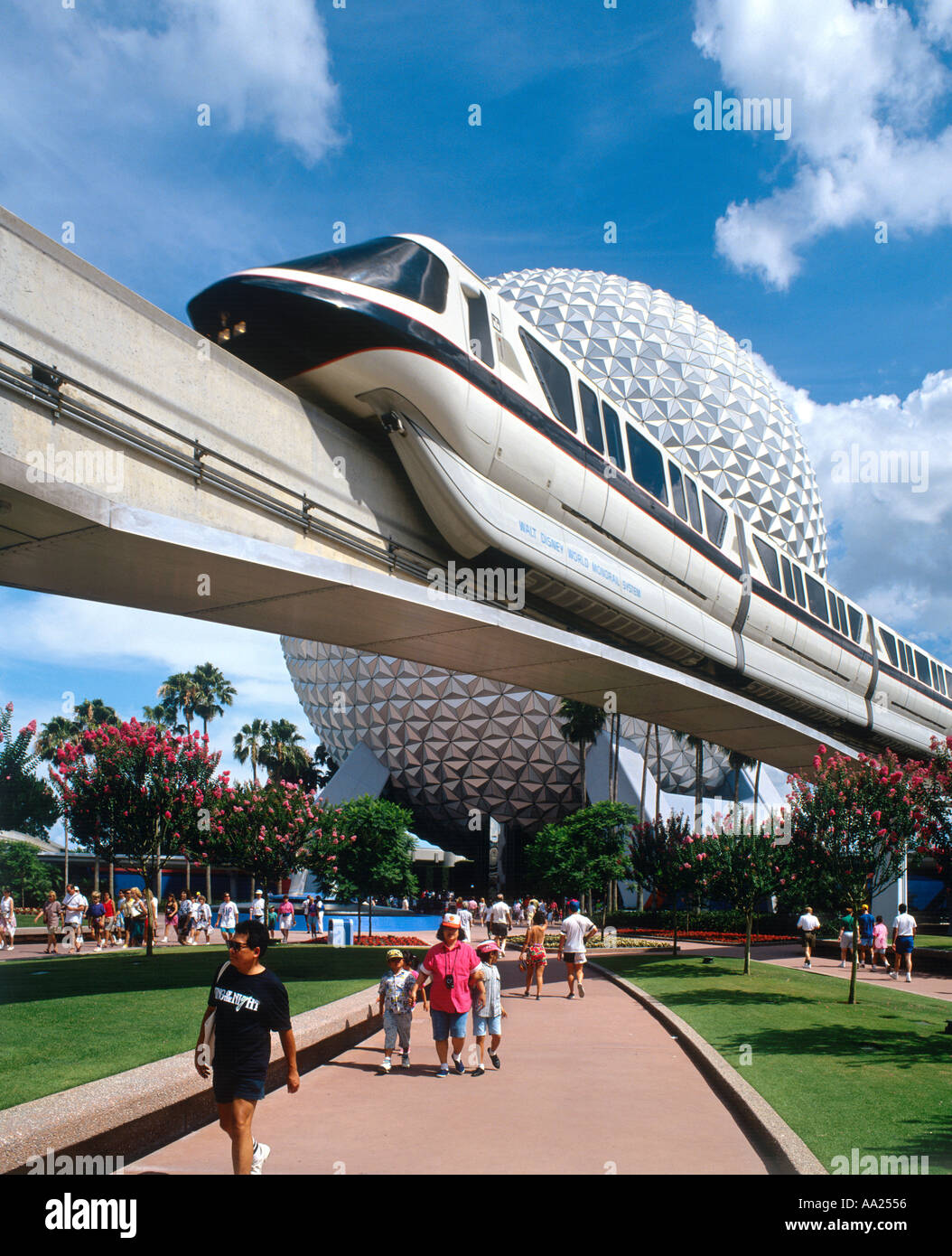 La monorotaia e la cupola in Epcot Center, Walt Disney World, a Orlando, Florida, Stati Uniti d'America Foto Stock