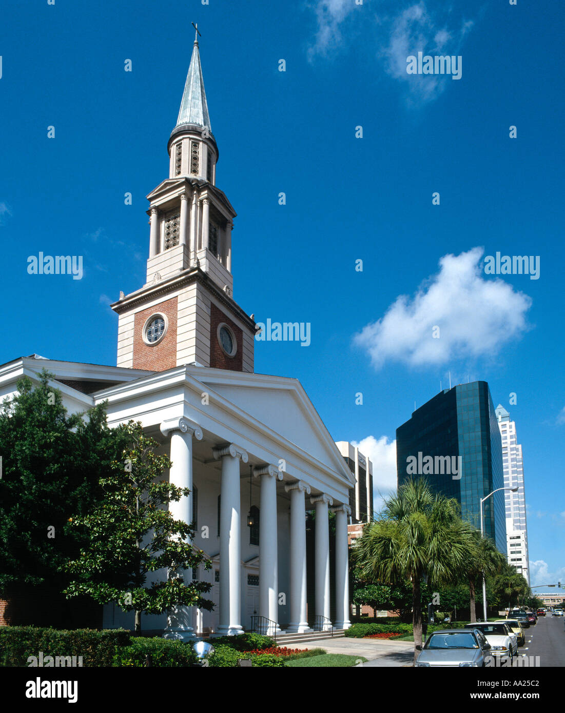 La prima chiesa presbiteriana di Orlando e il quartiere degli affari, est chiesa St, Downtown Orlando, Florida, Stati Uniti d'America Foto Stock