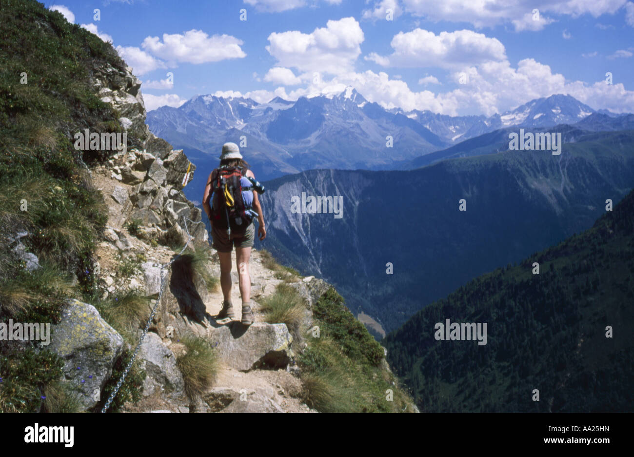 Donna che cammina nelle Alpi svizzere al di sopra di Champex Foto Stock