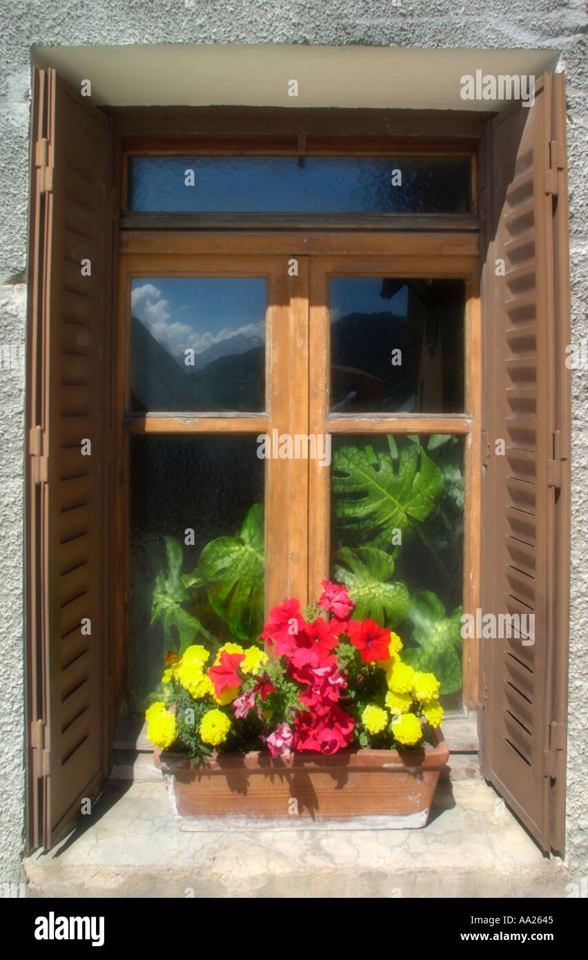 Soft focus shot della finestra di una casa tradizionale nel vecchio villaggio di Huez, vicino l'Alpe d'Huez, Francia Foto Stock